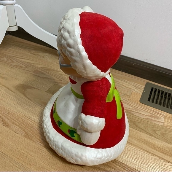 Vintage Ceramic Mrs. Claus Christmas Statue Decor - Picture 6 of 8